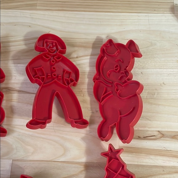 Tupperware 1970’s Red Cookie Cutter Set - Picture 3 of 5